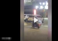 騎手捂住寶寶耳朵進(jìn)KTV送餐 怕吵到寶寶太偉大了