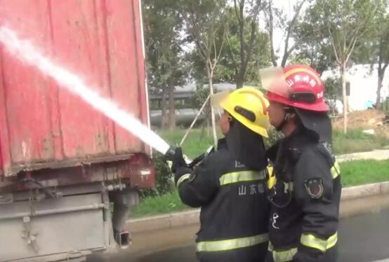 消防噴水20分鐘解救3000只中暑鴨 利用支水槍噴水為車內(nèi)活鴨降溫