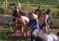 游客穿比基尼幫巴厘島農(nóng)民種莊稼 是幫忙還是在作秀惹人爭(zhēng)議