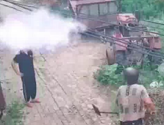 老人揮鐵鍬砸人后往對(duì)方身上鏟土 照片曝光實(shí)在是太嚇人了