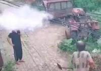 老人揮鐵鍬砸人后往對(duì)方身上鏟土 照片曝光實(shí)在是太嚇人了