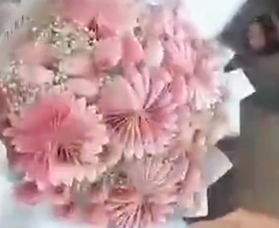 舉報拍黃瓜父子買人民幣花束后投訴 原因揭秘直接讓人傻眼了