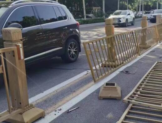 男子撞壞3節(jié)護(hù)欄遭索賠1.5萬(wàn) 原因揭秘直接讓人傻眼了