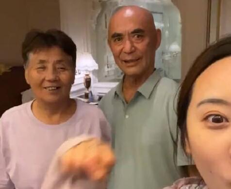 孫女帶爺爺奶奶旅游 出發(fā)前要先宣誓 為什么這么做原因是什么?