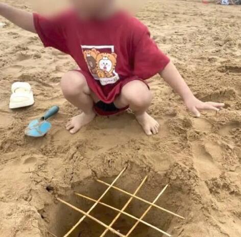 母親曬孩子在沙灘制竹簽陷阱引爭議 真相曝光簡直太驚人了 