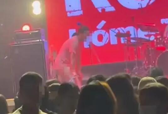 官方通報樂隊(duì)演出隊(duì)員當(dāng)眾脫褲子 照片曝光直接讓人大呼意外