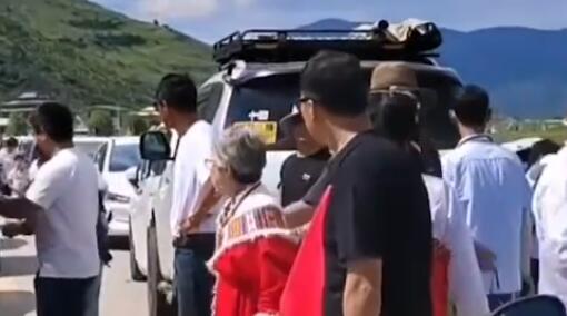 老太國道搭帳篷致堵車 路人理論被打 背后原因簡直驚呆了眾人