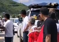 老太國(guó)道搭帳篷致堵車(chē) 路人理論被打 背后原因簡(jiǎn)直驚呆了眾人