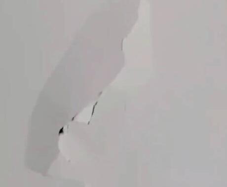 小區(qū)居民樓墻體現(xiàn)裂痕 住戶連夜疏散 真相曝光簡直太驚人了