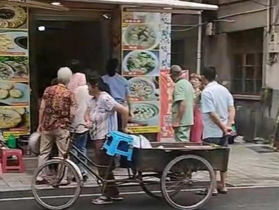小吃店遭當(dāng)?shù)赝型抖局?0人中毒 原因太出乎意料了