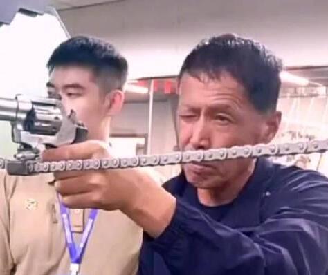 退役老人逛射擊館槍槍10環(huán) 網(wǎng)友這是骨子里的記憶