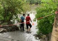 北京涼水河暴漲 仍有人越線撈魚(yú) 照片曝光直接讓人大呼意外