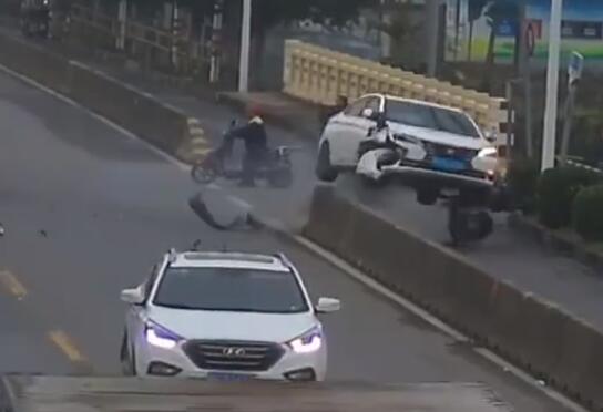 轎車從天而降電動車主被撞身亡 到底是什么情況?