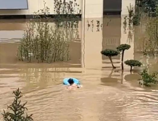 男子10次潛入洪水為救援隊開小區(qū)大門 真相曝光簡直太驚人了