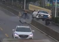 轎車從天而降電動車主被撞身亡 照片曝光實在是太嚇人了 