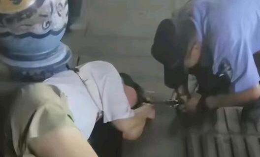 女孩疑因低價(jià)擺攤遭同行棍棒毆打 到底是什么情況? 