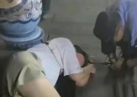 女孩疑因低價擺攤遭同行棍棒毆打 照片曝光實在是太嚇人了