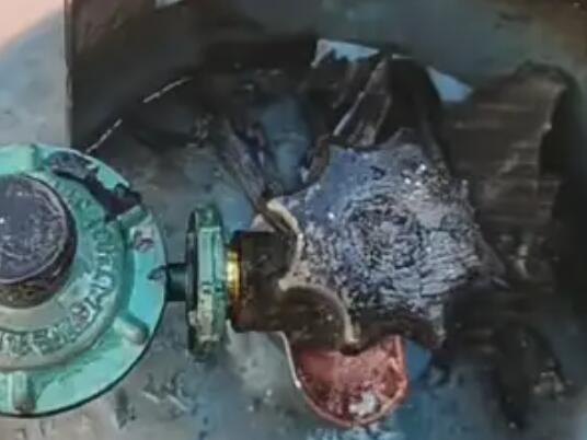 大爺用打火機(jī)檢查煤氣罐遇爆燃 真相到底是什么?