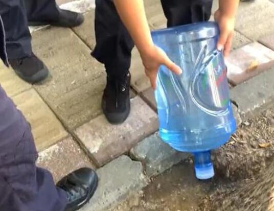 罕見(jiàn)病患者喝過(guò)的桶裝水被倒掉澆樹 為什么這么做原因是什么?