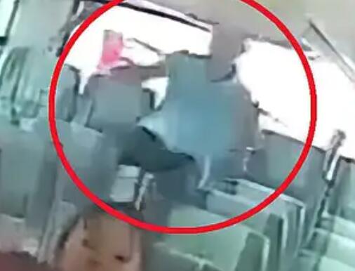 大爺坐大巴車(chē)被彈起6次 多處骨折 真相曝光簡(jiǎn)直太驚人了