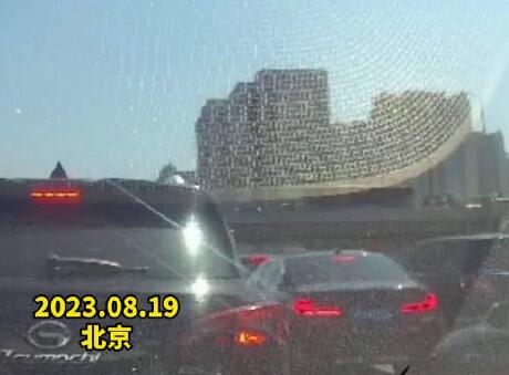 乘客等紅燈時(shí)情緒崩潰大聲尖叫 原因竟是這樣實(shí)在是太意外了