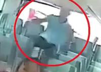 大爺坐大巴車被彈起6次 多處骨折 真相曝光簡直太驚人了
