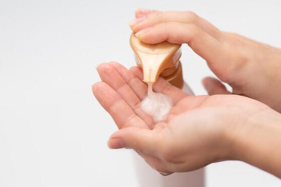 女生稱海飛絲洗發(fā)水?dāng)D出大量蟲(chóng)卵 到底是什么情況?