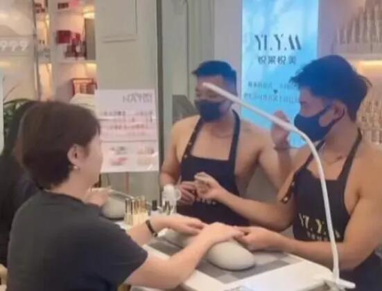 美甲店帥哥光膀子服務(wù)?老板回應(yīng) 到底是什么情況?