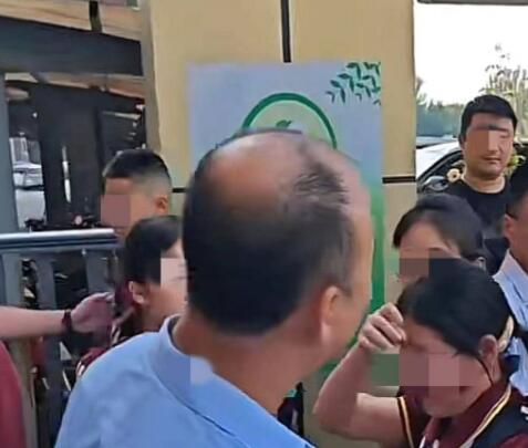 河北一學(xué)校回應(yīng)攔長發(fā)女生入校 到底是什么情況?