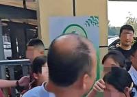 河北一學(xué)?；貞?yīng)攔長(zhǎng)發(fā)女生入校 真相曝光簡(jiǎn)直太驚人了