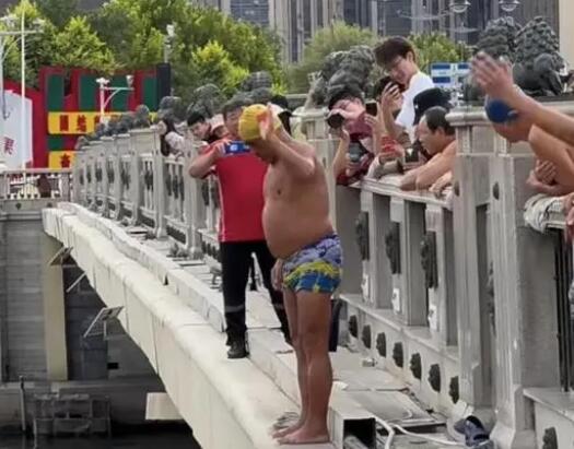 官方稱天津大爺跳水水域禁止游泳 真相曝光簡直太驚人了