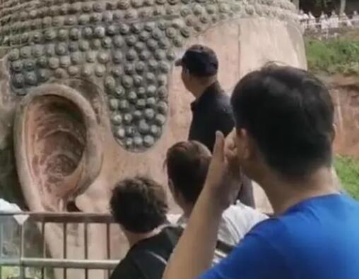 景區(qū)回應一男子爬上樂山大佛頭頂 真相曝光簡直太驚人了