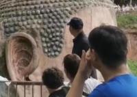 景區(qū)回應(yīng)一男子爬上樂(lè)山大佛頭頂 真相曝光簡(jiǎn)直太驚人了