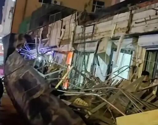 長春一門市牌匾整體掉落 疑砸傷路人 約有十三四戶商家牌匾相連