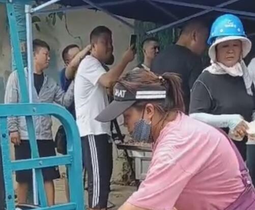 合肥10元盒飯姐重新開張 小孩不收錢