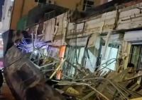 長春一門市牌匾整體掉落 疑砸傷路人 照片太嚇人了