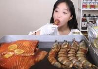 韓博主邊吃海鮮邊為日本酒代言 引發(fā)網友爭議