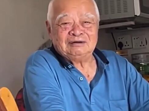 爺爺咳嗽不小心把假牙咳出迅速撤回 畫面太搞笑了