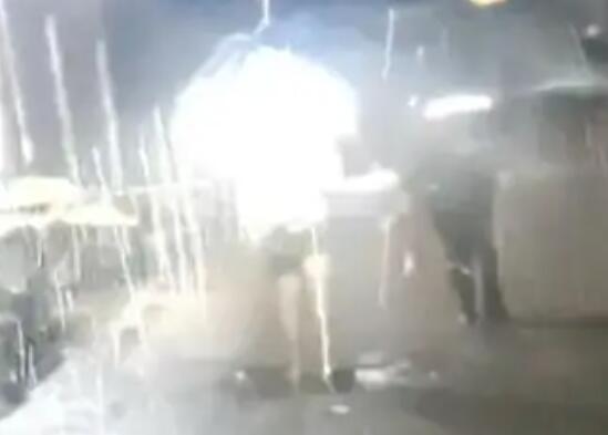 山洪來臨福州一村莊敲鑼通知撤離 凌晨2點(diǎn)多聽到敲鑼聲