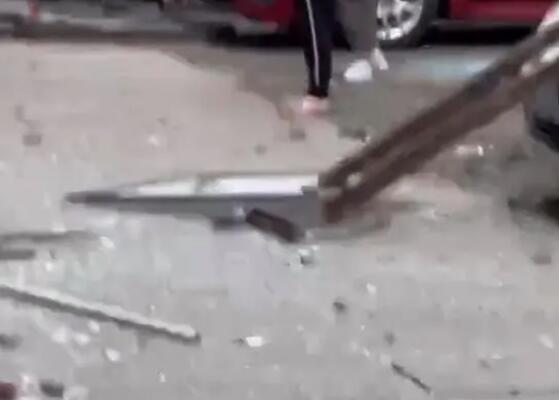 江蘇一小區(qū)燃?xì)獗ㄒ缮婕靶贪?房間的封閉陽臺(tái)全部被掀飛