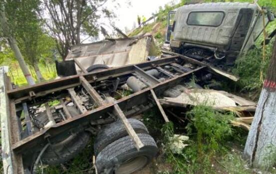 貨車爆胎側(cè)翻司機(jī)因貓丟了大哭 民警立即趕往現(xiàn)場(chǎng)
