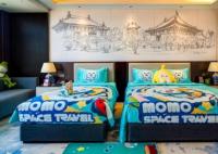 店方回應(yīng)畫家舉報酒店盜畫 照片顯示背景畫與其作品十分相似