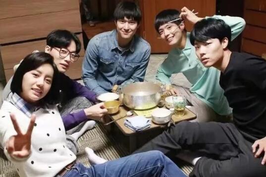 月薪3萬 他們卻選擇長期住青旅 門內(nèi)時而傳出陣陣歡笑聲