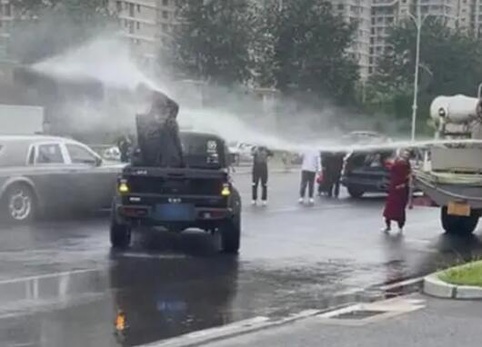 婚鬧天花板?新郎被灑水車噴水 但并沒有生氣