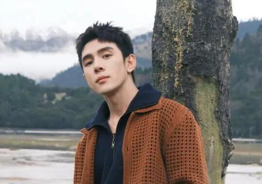 哭著道歉的李佳琦 真的年入18億? 李佳琦懟人事件進展如何?