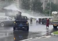 婚鬧天花板?新郎被灑水車(chē)噴水 新郎全身濕透