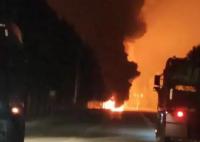 河北一油罐車爆炸 現(xiàn)場(chǎng)火光沖天 交警在路上設(shè)卡禁止通行