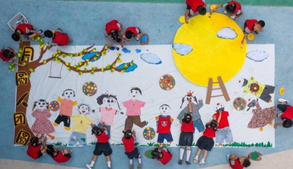 年輕人早早爭做中秋節(jié)顯眼包 以腦洞取勝的中秋燈籠