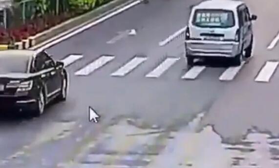 特斯拉撞飛騎手后沖上人行道 現(xiàn)場(chǎng)照片實(shí)在是嚇人