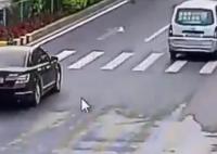 特斯拉撞飛騎手后沖上人行道 現(xiàn)場照片實(shí)在是嚇人